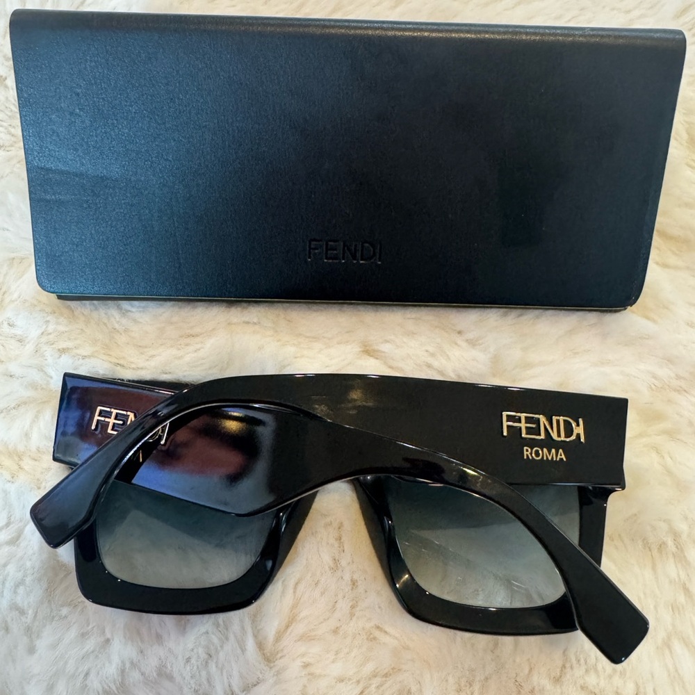 Fendi Black Gradient Square Oversized Sunglasses - Picture 3 of 12